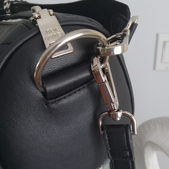 New Steve Madden Black Quilted Crossbody/Shoulder Bag with AirPods Case - Picture 9 of 9